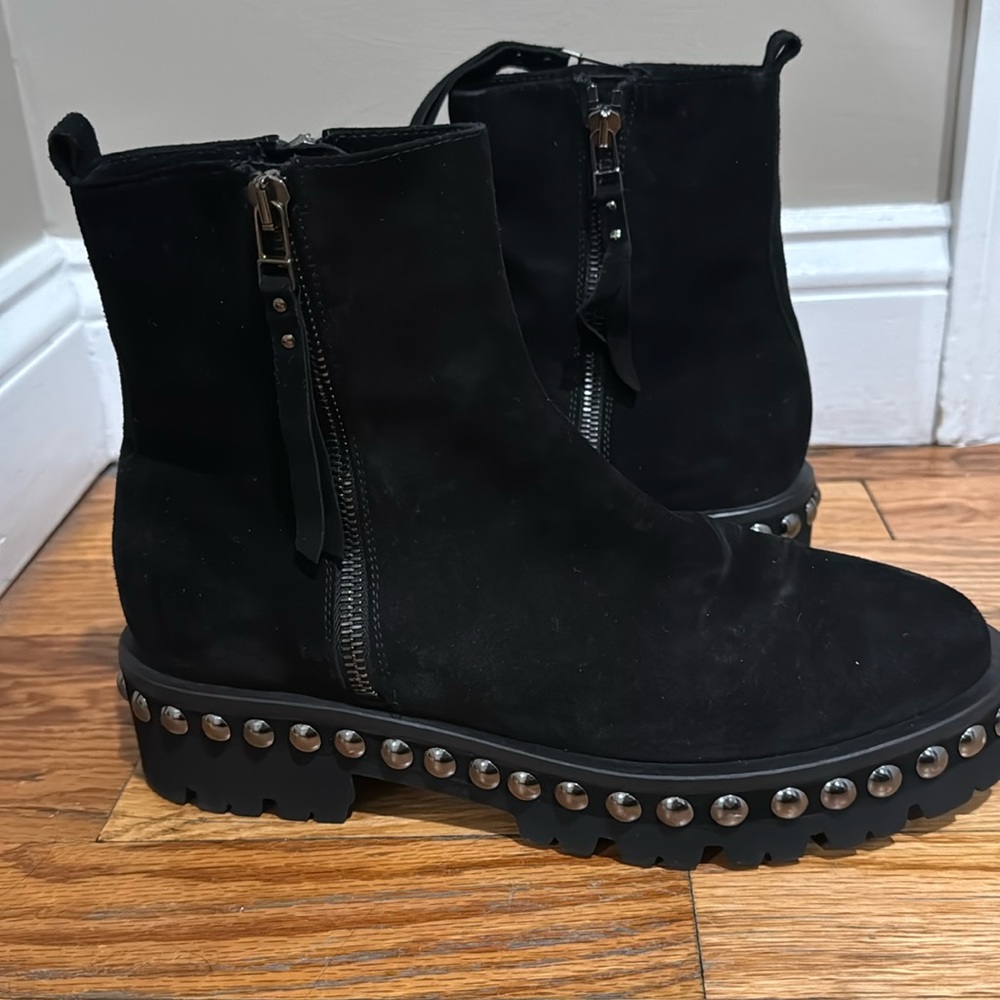 ❄️ SNOW ready! GORGEOUS suede & leather bootie